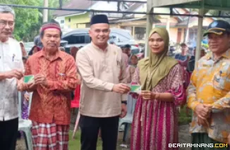 Sulaiman Anggota DPRD Pasbar Serahkan Bantuan Kepesertaan BPJS Ketenagakerjaan kepada 447 Warga