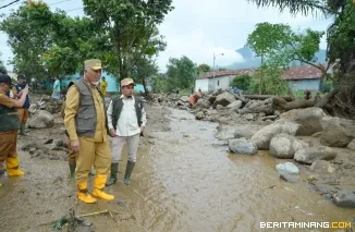 Gubernur Sumbar Mahyeldi Ansharullah meninjau langsung penanganan bencana banjir bandang atau galodo yang melanda Nagari Batang Barus dan Koto Gaek Guguak, Kecamatan Gunung Talang, Kabupaten Solok, Senin malam (21/9)/2026). Foto: Adpim Sumbar