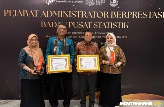 Prof. Ganefri, Ph.D (Kedua dari kanan) usai mewakili UNP menerima Penghargaan Pojok Statistik Terbaik II Tingkat Nasional. Foto: Humas UNP