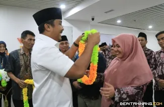 Wakil Gubernur Sumbar Vasko Ruseimy menyambut kedatangan Kafilah Korps Pegawai Republik Indonesia (Korpri) Sumatera Barat kembali ke Ranah Minang di Bandara Internasional Minangkabau (BIM), Minggu (30/8/2026). Dok: Makopim