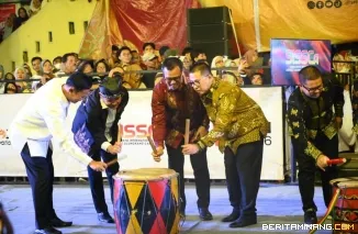 Wali Kota Padang Panjang Hendri Arnis, turut hadir menyaksikan Sawahlunto International Songket Carnival (SISSCa) 2026 di Kota Sawahlunto, Sabtu (5/9/2026) malam. Foto: Kominfo Padang Panjang