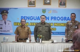 Wako Padang Panjang Hendri Arnis saat membuka kegiatan Penguatan Program Gerakan Ayah Teladan Indonesia (GATI), Selasa (8/9/2026), di Hotel Rangkayo Basa. Foto: Kominfo Padang Panjang