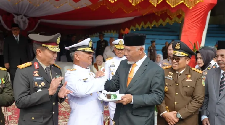 Gubernur Sumbar Mahyeldi bersama Forpimda dan pejabat TNI usai mengikuti upacara militer peringatan HUT ke-81 TNI Tahun 2026 di Ruang Terbuka Hijau (RTH) Imam Bonjol, Padang, Senin (5/10/2026). Foto: Adpim Sumbar