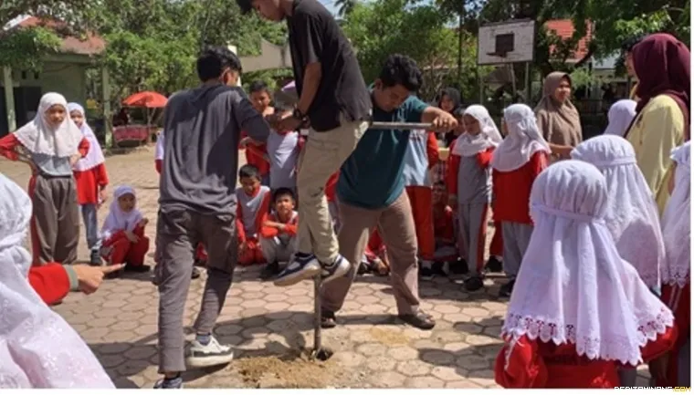 Praktek pemasangan biopori.