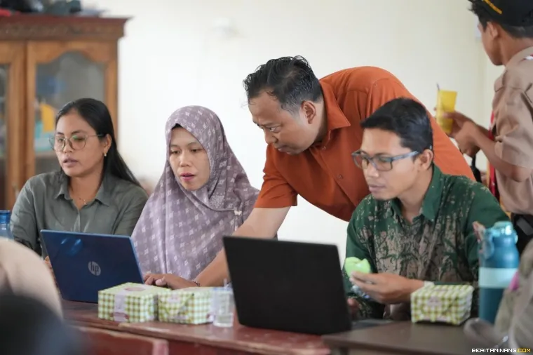 Pemateri Bayu Ramadhani Fajri, S.St., M.Ds. sedang memberikan praktek.
