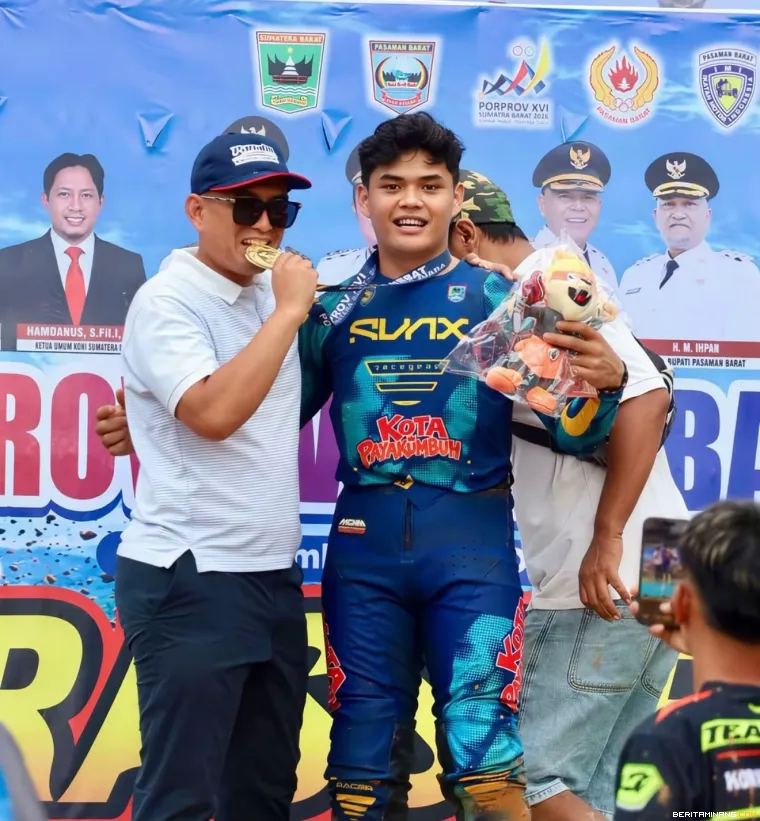 Bersama pembalap lhatkan medali ermas.