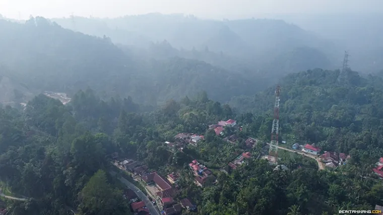 Foto udara kawasan hutan Palupuh dan Tower BTS 4G yang terpasang di Nagari Batang Palupuh, Kabupaten Agam, Sumbar, Selasa (6/10/2026). Hutan Palupuh terbelah oleh Jalan Nasional Bukittinggi-Medan dan berada di ketinggian 975 meter di atas permukaan laut.