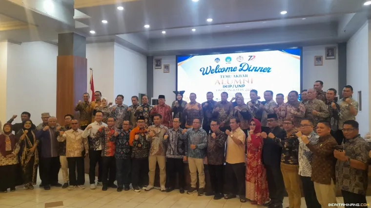 Pose foto bersama lainnya.