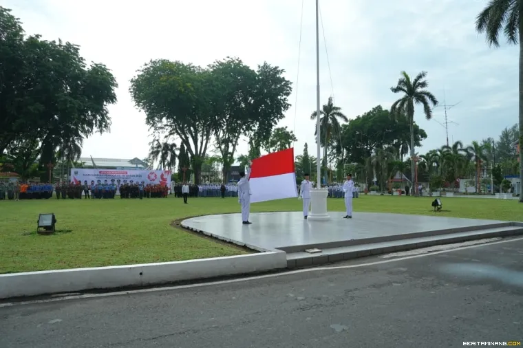 Suasana pengibaran Bendera Merah Putih.