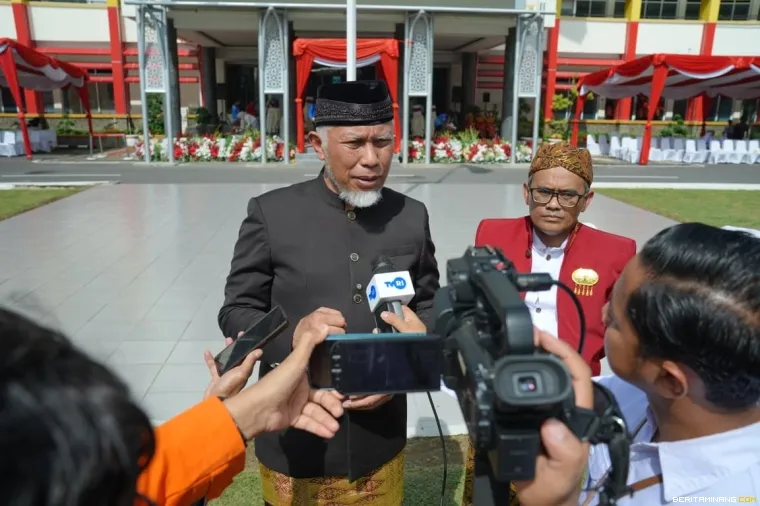 Gubernur Mahyeldi wawancara.