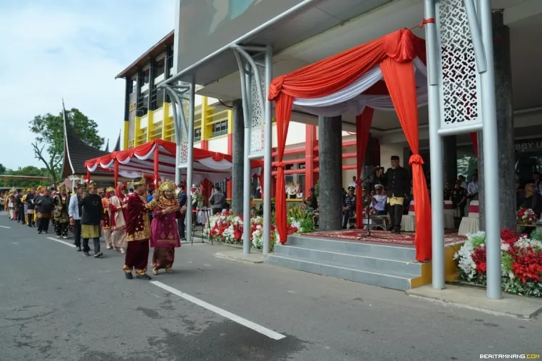 Pesera upacara dengan pakaian adat.