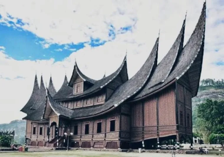 Ilustrasi Harato Pusako Tinggi dalam Adat Minangkabau yang Dimiliki Bersama di Kaum