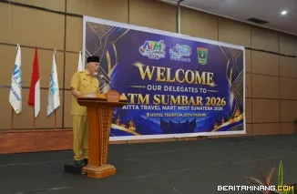 Gubernur Sumatera Barat (Sumbar), Mahyeldi Ansharullah ketika membuka AITTA Travel Mart West Sumatra 2026 di Hotel Truntum, Kota Padang, Selasa (27/10/2026). Foto: Adpim Sumbar