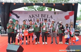Gubernur Sumatera Barat Mahyeldi Ansharullah dalam Aksi Bela Palestina di halaman Kantor Gubernur Sumbar, Minggu (4/10/2026). Foto: Adpim Sumbar