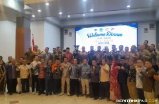 Foto bersama usai Welcome Dinner Kamis malam (22/10/2026) di Youth Center Kota Padang. Foto: Huma Panpel
