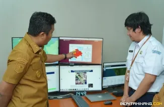 Wakil Gubernur Sumatera Barat (Wagub Sumbar), Vasko Ruseimy saat mengunjungi Stasiun Meteorologi Minangkabau, Kabupaten Padang Pariaman, Senin (19/10/2026). Foto: Adpim Sumbar