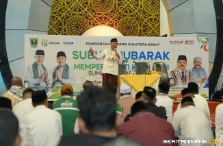 Gubernur Sumatera Barat (Sumbar), Mahyeldi Ansharullah saat kegiatan Subuh Mubarak yang digelar Pemprov Sumbar dalam rangkaian Hari Jadi Sumbar ke-81 di Masjid Raya Syekh Ahmad Khatib Al-Minangkabawi, Minggu (4/10/2026). Foto: Adpim Sumbar