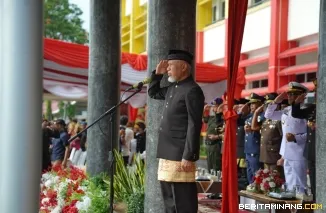 Gubernur Sumatera Barat (Sumbar), Mahyeldi Ansharullah saat memimpin Upacara Peringatan Hari Sumpah Pemuda ke-98 tingkat Provinsi Sumbar di halaman Kantor Gubernur, Rabu (28/10/2026). Foto-Foto: Adpim Sumbar