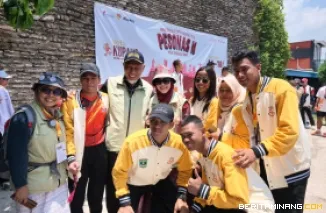Gubernur Sumatera Barat (Sumbar), Mahyeldi Ansharullah beraama atlet Sumbat ketika menghadiri Pekan Special Olympics Nasional (PESONAS) II di Nusa Tenggara Timur (NTT) Sabtu, (17/10/2026).  Foto: Adpim Sumbar