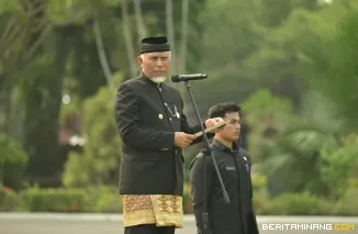 Gubernur saat menjadi pembina upacara peringatan Hari Kesaktian Pancasila dan Hari Jadi Sumbar ke-81 di Halaman Istana Gubernuran, Kamis (1/10/2026). Foto: Adpim Sumbar