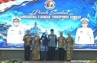 Gubernur Mahyeldi berpose dengan Komandan Kodaeral II (lama)  Laksamana Muda TNI Sarimpunan Tanjung dan Laksamana Pertama TNI Mochammad Riza, S.E., M.Tr.Opsla., CRMP di Auditorium Gubernuran, Senin (26/10/2026). Foto: Adpim Sumbar