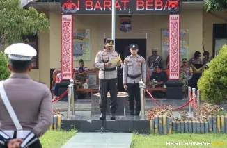 Kapolres Pasaman Barat AKBP Agung Tribawanto, S.IK., M.H., saat memimpin Apel Gelar Pasukan Operasi Patuh Singgalang 2026 di halaman Mapolres Pasaman Barat, Senin (26/10). Foto : H