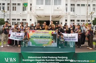 Staf Ahli Bidang Pemerintahan dan Politik Setdako Padang Panjang, Dian Eka Purnama melapas atlet Hapkido ke Kejurnas di halaman Balai Kota Padang Panjang, Selasa (22/9/2026). Foto: Kominfo Padang Panjang