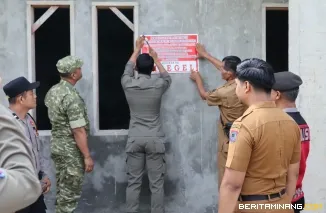 Langgar Sempadan Jalan dan Izin, Tim Gabungan Pemko Payakumbuh Segel Lima Bangunan