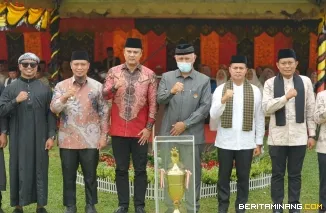 Gubernur Sumatera Barat (Sumbar), Mahyeldi Ansharullah saat membuka MTQ Nasional ke-42 tingkat Kabupaten Sijunjung di Lapangan Sepak Bola Tunas Karya, Tanjung Ampalu, Kecamatan Koto VII, Kabupaten Sijunjung, Kamis (15/10/2026). Foto: Adpim Sumbar