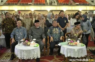 Gubernur Sumatera Barat Mahyeldi dan Wakil Menteri Usaha Mikro, Kecil, dan Menengah (UMKM) Helvi Yuni Moraza di Klinik UMKM Minang Bangkit Regional II Sumatera Barat yang digelar di Auditorium Universitas Andalas, Padang, Jumat (2/10/2026). Foto:Adpim Sum