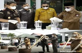 Pemusnahan barang bukti narkoba oleh Kejari Bukittinggi dihadiri Wawako Ibnu Asis, dihalaman Kejari Bukittinggi, selasa, (28/10/2026)