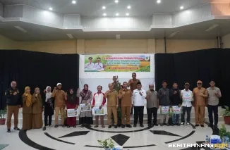 Wakil Wali Kota Allex Saputra serahkan bantuan di Aula Dinas Pendidikan dan Kebudayaan, Selasa (22/9/2026). Foto: Kominfo Padang Panjang