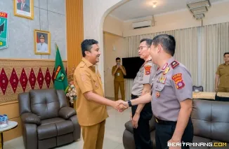 Wakil Gubernur Sumbar, Vasko Ruseimy, dengan Kapolda Sumbar Irjen Pol. Drs. Jawari, S.H., M.H., dan Wakapolda Sumbar Brigjen Pol. Solihin, S.I.K., M.H., CSPHR, di kediaman Wakil Gubernur di Padang, Selasa (20/10/2026). Foto: Adpim Sumbar
