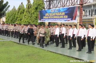Kapolres Pasaman Barat AKBP Agung Tribawanto Pimpinan Apel Gelar Pasukan Operasi Patuh Singgalang 2026 di halaman Mako Polres Pasaman Barat, Senin (26/10). Foto : h