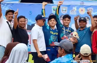 Eldo Armi Putra, S.Sos,  Kanit Lantas Polsek Akibiluru Polres Payakumbuh bersama pembalapnya ketika menerima medali emas. Foto-Foto: Ist.