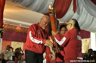 Gubernur Sumatera Barat (Sumbar), Mahyeldi Ansharullah ketika membuka secara resmi Pekan Olahraga Provinsi (Porprov) XVI Sumbar Tahun 2026 di Halaman Istana Gubernuran, Jumat (2/10/2026). Foto: Adpim Sumbar