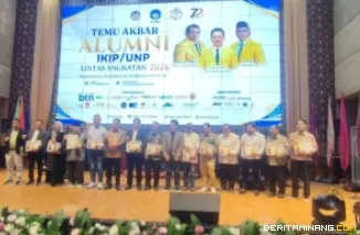 Foto bersama Ketum DPP Iluni UNP Drs. Nadirman, MM bersama Rektor UNP, Ir. Krismadinata, Ph.D. dengan penerima Iluni UNP Award 2026 di Auditorium UNP, Sabtu (24/10/2026) malam.