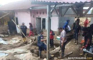 Personel Satpol PP Damkar Kota Padang Panjang yang diterjunkan ke Kabupaten Solok sedang membantu pemulihan. Foto: Kominfo Padang Panjang