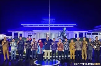 Sekretaris Daerah Provinsi Sumbar, Arry Yuswandi foto bersama di Gedung Indojolito, Batusangkar, Kabupaten Tanah Datar dengan peserta Rapat Evaluasi Pengendalian Administrasi Pelaksanaan Pembangunan. Foto: Adpim Sumbar