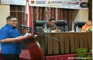 Wako Ramlan Nurmatias membuka kegiatan pendidikan politik bagi perempuan yang digelar Kesbangpol Bukittinggi selama dua hari di salah satu hotel di Bukittinggi tanggal 5 dan 6 September 2026