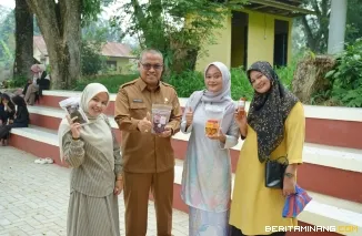 Sekretaris Daerah Provinsi Sumatera Barat Arry Yuswandi bersama  warga saat meninjau lokasi NCH Pangian, Selasa (20/10/2026). Foto: Adpim Sumbar