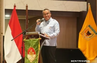 Sekretaris Daerah Provinsi Sumatera Barat (Sekda Sumbar), Arry Yuswandi saat membuka Sosialisasi Pencegahan Kanker Serviks dan Kick Off Vaksinasi HPV yang diselenggarakan DWP Provinsi Sumbar di Aula Kantor Gubernur, Kamis (15/10/2026). Foto: Adpim Sumbar