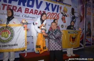Ketua Pengkot Taekwondo Indonesia (TI) Kota Padang, Mursalim berasama atlet taekwodno Padang di GOR Alimin Sinapa, Kota Solok. Foto: Adpim Sumbar