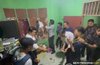 Tim Gabungan Ringkus Dua Terduga Pelaku Narkoba di Kinali Pasaman Barat, Sabu dan Timbangan Digital Disita(19/10). Foto : d