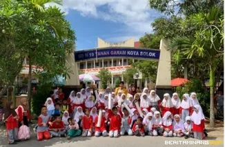 Foto bersama Tim PKM Teknik Sipil FT UNP dipimpin Syahril Rahmat, S.T., M.Sc,di depan gerbang SDN 19 Tanah Garam, Kecamatan Lubuk Sikarah, Kota Solok, Sumatera Barat. Foto-Foto: Tim PKM Teknik Sipil UNP