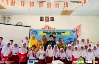Foto bersama Tim PPUB Teknik Sipil FT UNP dipimpin Syahril Rahmat, S.T., M.Sc,di depan gerbang SDN 35 Gumarang, Desa Gumarang, Kecamatan Palembayan, Kabupaten Agam, Sumatera Barat. Foto-Foto: Tim PKM Teknik Sipil UNP