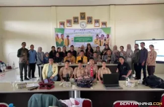 Ketua Pelaksana kegiatan, Wiki Lofandri, S.Pd., M.Kom. dan Tim PPUB UNP foto bersama di di SMKN 1 Mentawai. Foto: Tim PPUB
