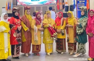 Utusan Fashion Show Baju Basiba dan Tingkuluak DWP UNP Peroleh Juara Harapan 2.