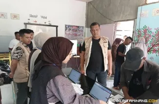 Wabup Ihpan Pantau Pilwana E-Voting di Dua Kecamatan, Pemungutan Suara Kondusif dan Minim Kendala( 17/10). Foto : d