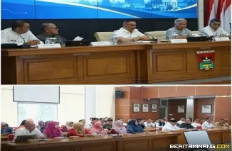 Wako Ramlan Nurmatias paparkan program unggulan Pemko Bukittinggi yang akan di tuntaskan dalam triwulan IV tahun 2026 dalam rapat evaluasi kinerja, di Aula Balaikota Bukittinggi, Rabu, (30/09).
